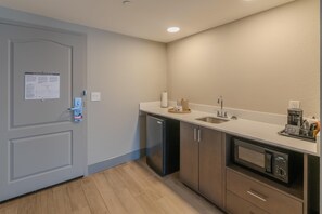 Studio, 1 très grand lit, accessible aux personnes à mobilité réduite, non-fumeur | Minibar