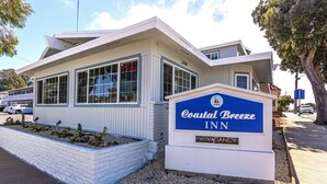 A Coastal Breeze Inn with a sign indicating no vacancies. - Coastal Breeze Inn (Morro Bay)