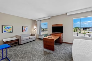 Rom, 1 kingsize-seng | Oppholdsområde | En 32-tommers LCD-TV med kabel-kanaler samt TV