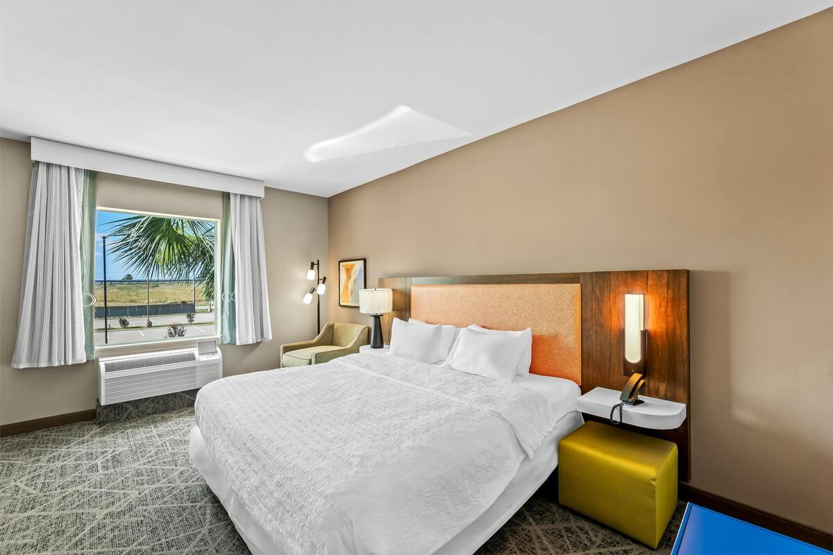 king, room, accessible, non smoking | in-room safe, desk, iron/ironing board, free wifi