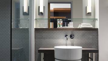 Cabezal de ducha tipo lluvia y artículos de higiene personal de diseño