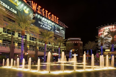 Exterior. Hampton Inn & Suites Phoenix Glendale-Westgate