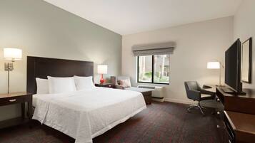 Zimmer, 1 King-Bett, barrierefrei, Nichtraucher | Hochwertige Bettwaren, Schreibtisch, laptopgeeigneter Arbeitsplatz