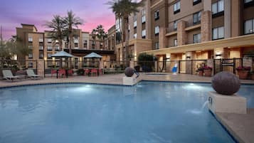 Piscine extérieure, chaises longues