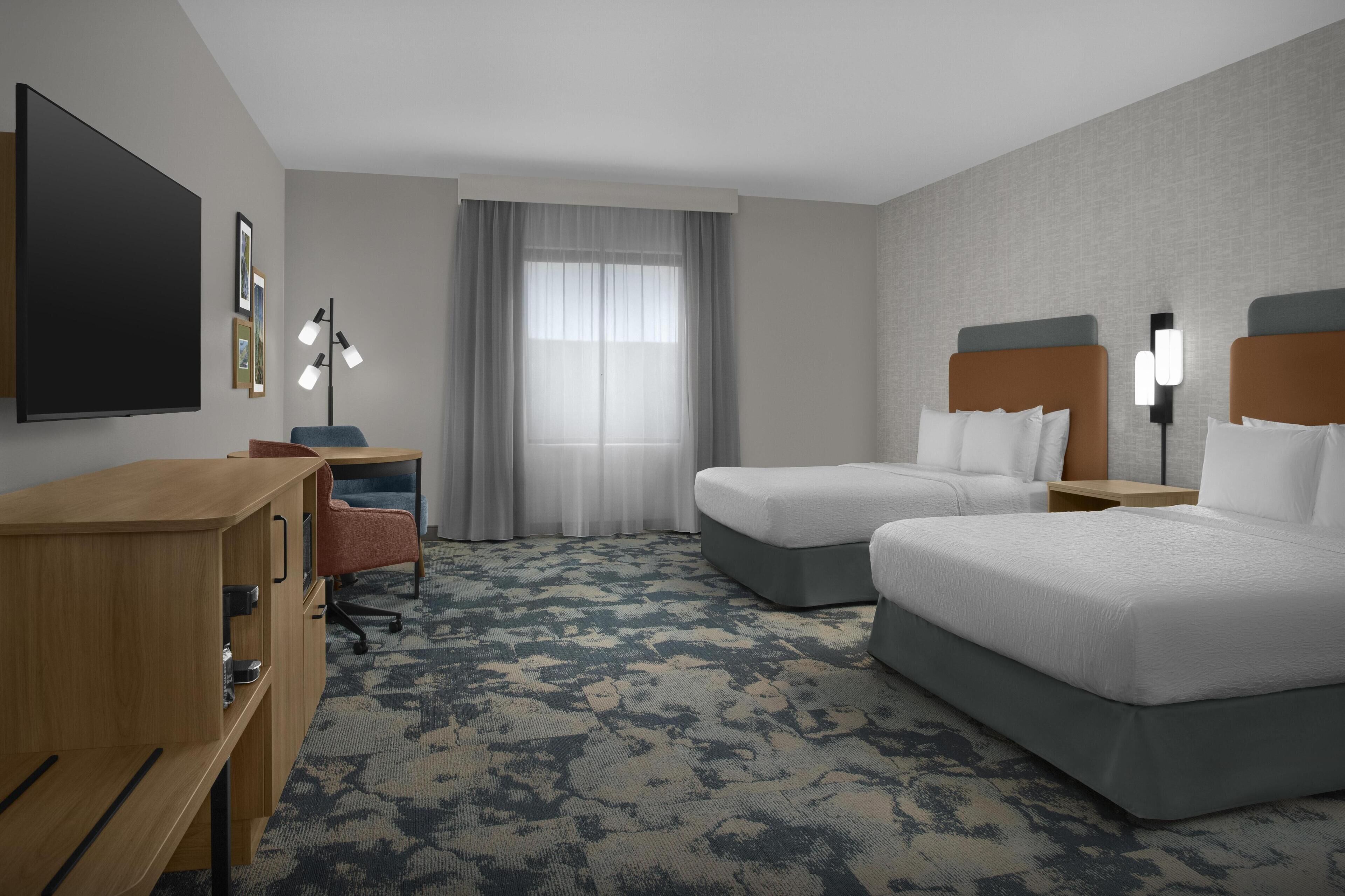 Rom, 2 queensize-senger, tilgjengelighetstilpasset, ikke-røyk | Sengetøy av topp kvalitet, skrivebord og skrivebord for bærbar PC