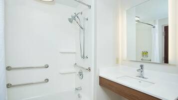 Combined shower/tub, hair dryer, towels