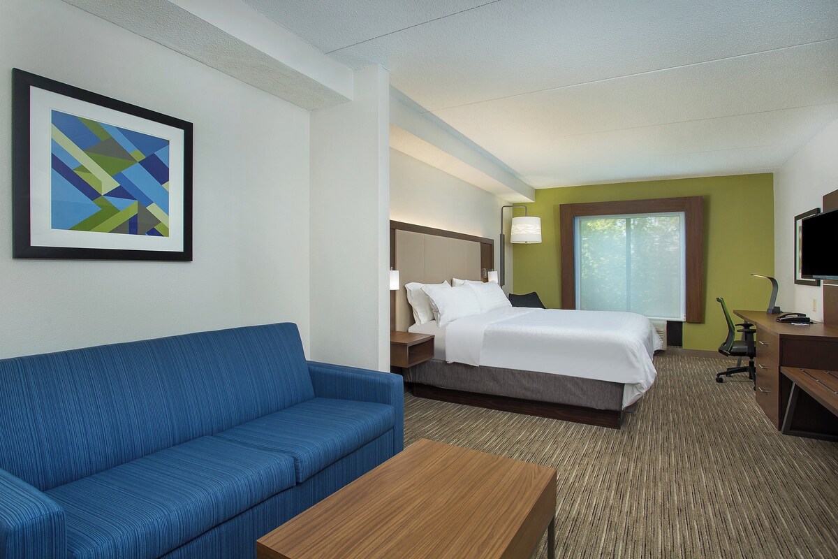 In-room safe, desk, laptop workspace, iron/ironing board