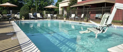 Una piscina al aire libre