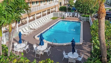 Una piscina al aire libre, una piscina climatizada