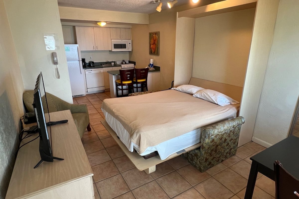 2 bedrooms, in-room safe, iron/ironing board, free WiFi