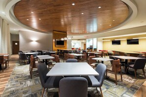 Free daily buffet breakfast - SpringHill Suites by Marriott Louisville Downtown (Louisville)