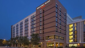 Un hôtel à plusieurs étages, doté d’une enseigne bien visible indiquant qu’il s’agit d’un SpringHill Suites Marriott.
