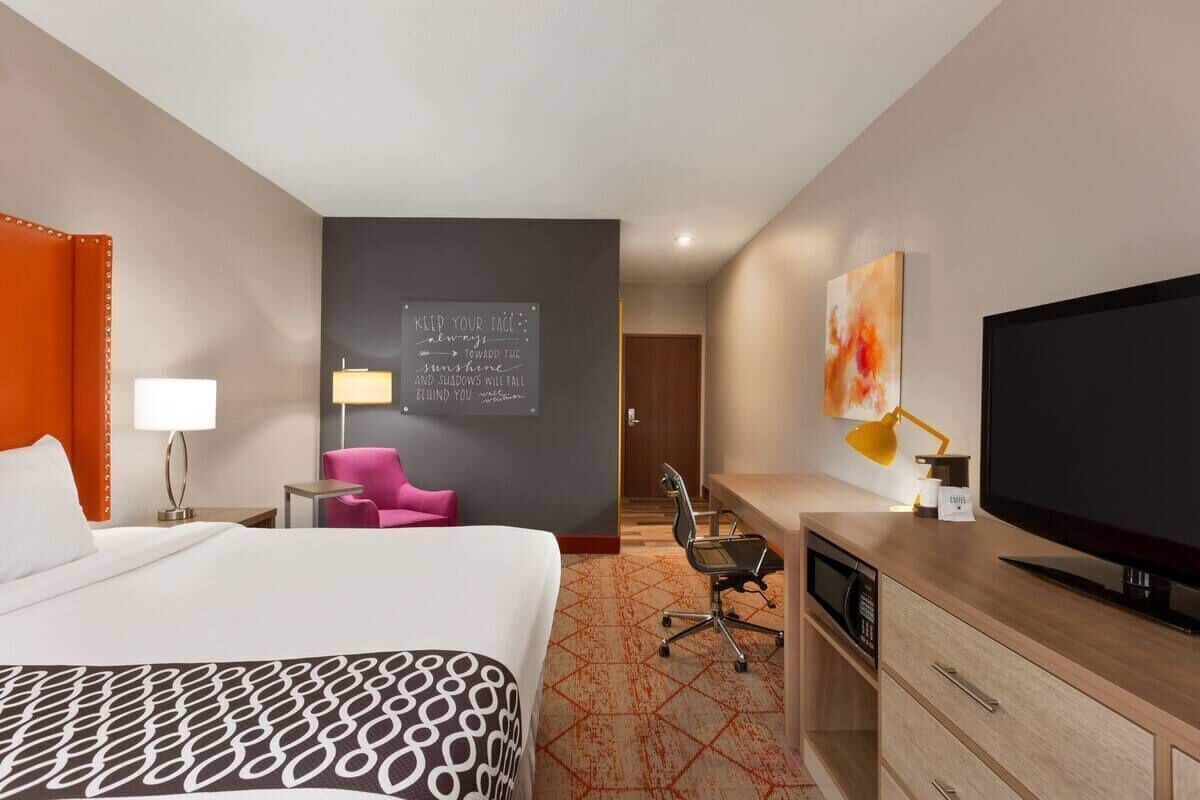 Hypo-allergenic bedding, desk, iron/ironing board, free WiFi