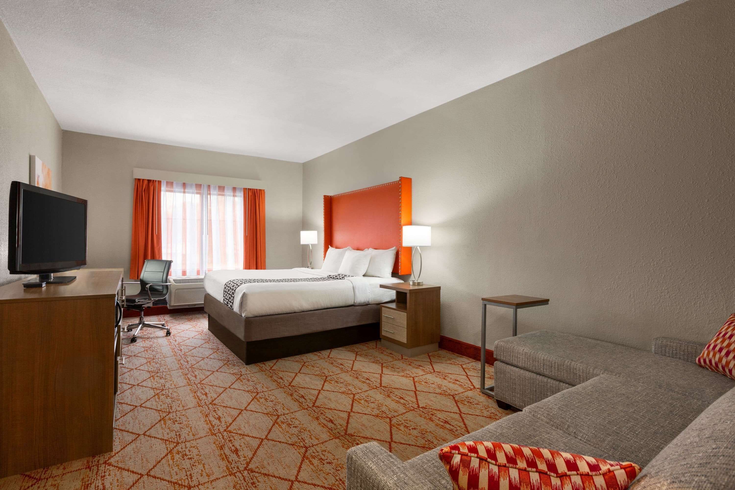Executive Room, 1 King Bed, Non Smoking | Hypo-allergenic bedding, desk, iron/ironing board, free WiFi