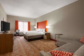 Hypo-allergenic bedding, desk, iron/ironing board, free WiFi - La Quinta Inn & Suites by Wyndham Lackawanna (Buffalo)