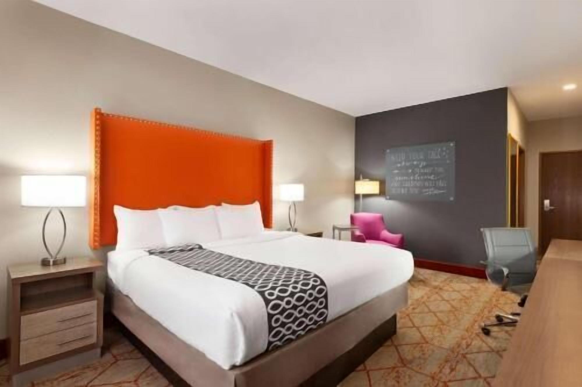 Hypo-allergenic bedding, desk, iron/ironing board, free WiFi