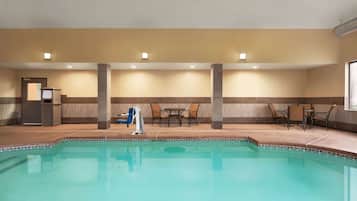 Una piscina cubierta, tumbonas
