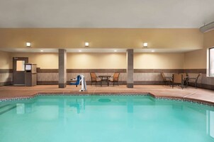 Una piscina cubierta, tumbonas