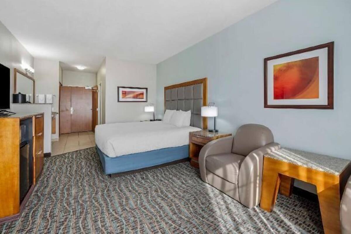 Desk, laptop workspace, iron/ironing board, free WiFi