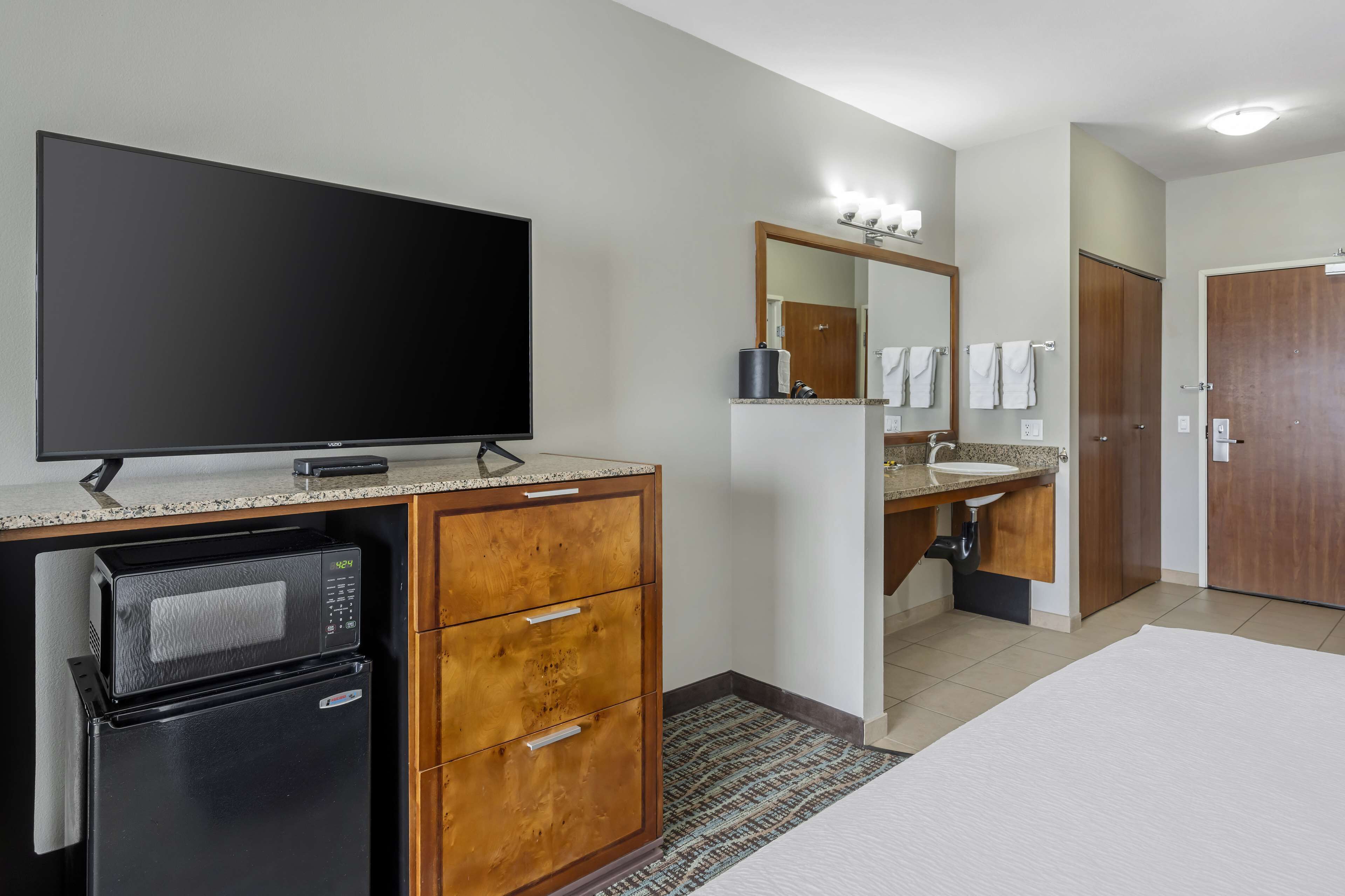 desk, laptop workspace, iron/ironing board, free wifi