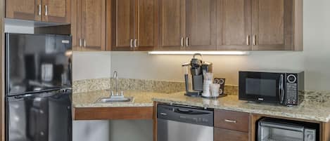 Suite, 1 Queen Bed, Non Smoking, Kitchen | Private kitchen | Fridge, microwave, coffee/tea maker