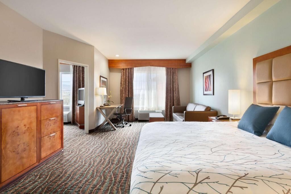 Desk, laptop workspace, iron/ironing board, free WiFi