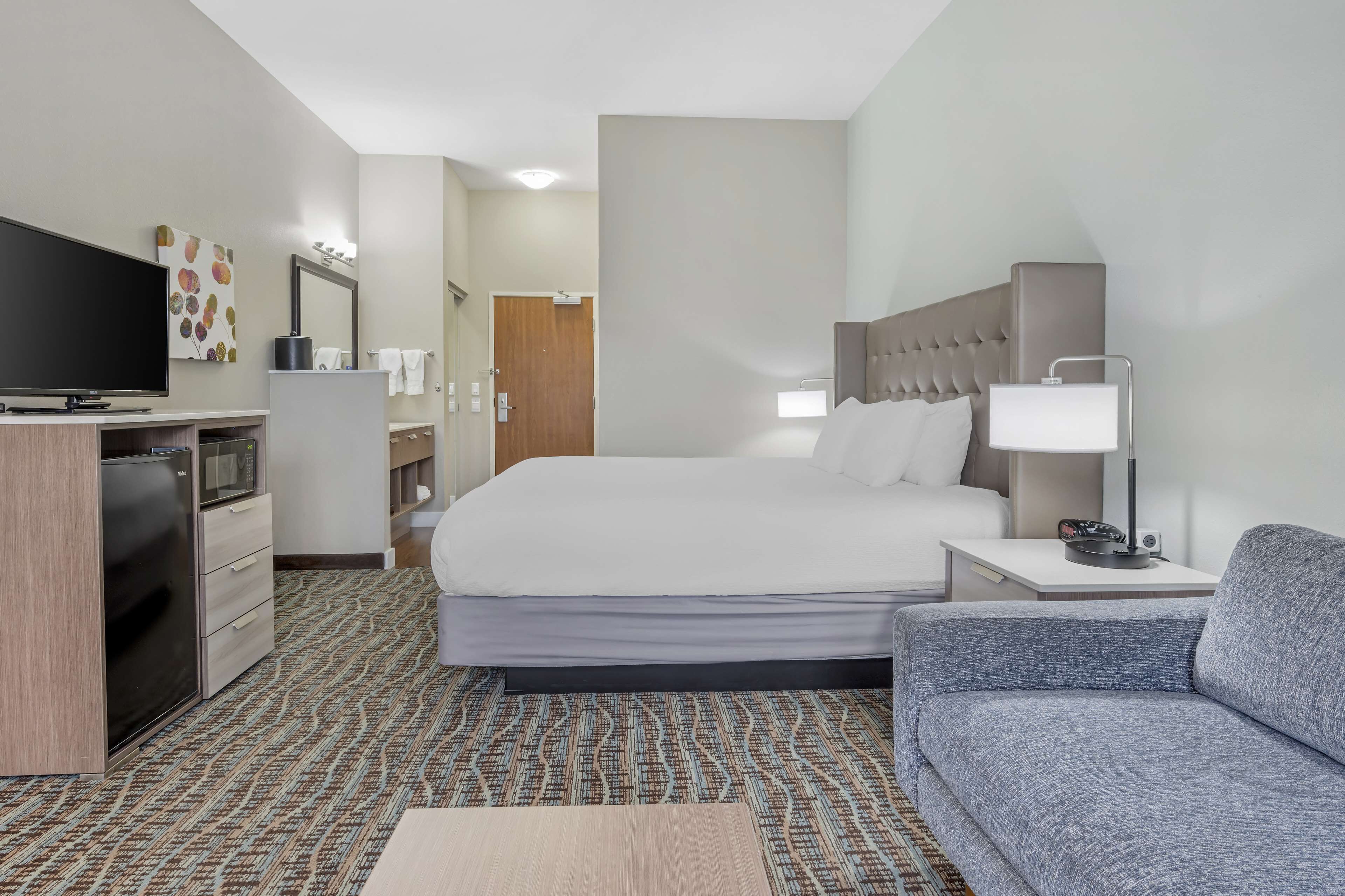 desk, laptop workspace, iron/ironing board, free wifi