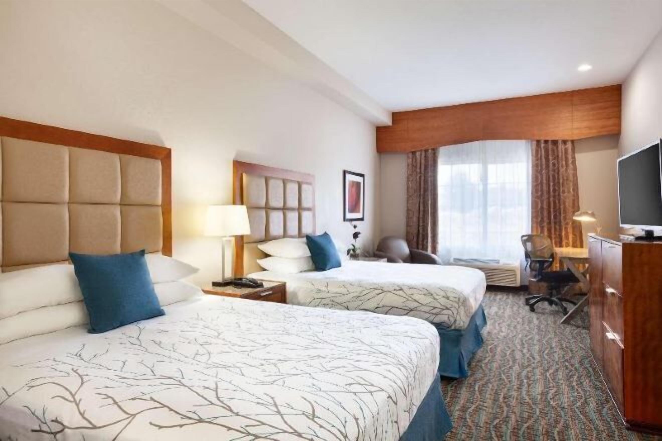 Desk, laptop workspace, iron/ironing board, free WiFi