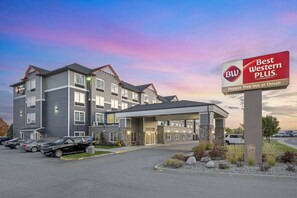 A Best Western Plus hotel with a modern design, multiple floors, and a parking lot. - Best Western Plus Peppertree Inn At Omak (Omak)