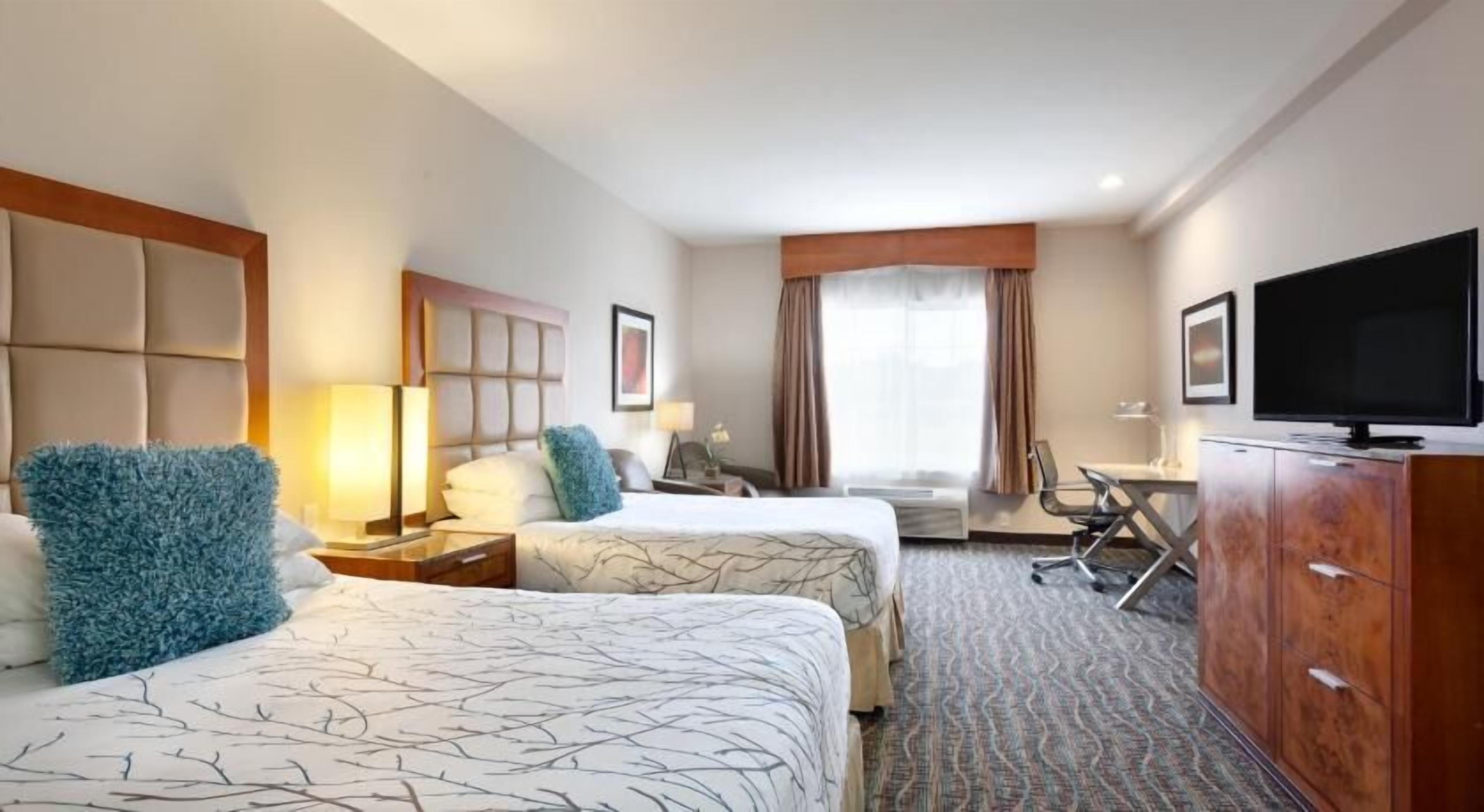 Desk, laptop workspace, iron/ironing board, free WiFi