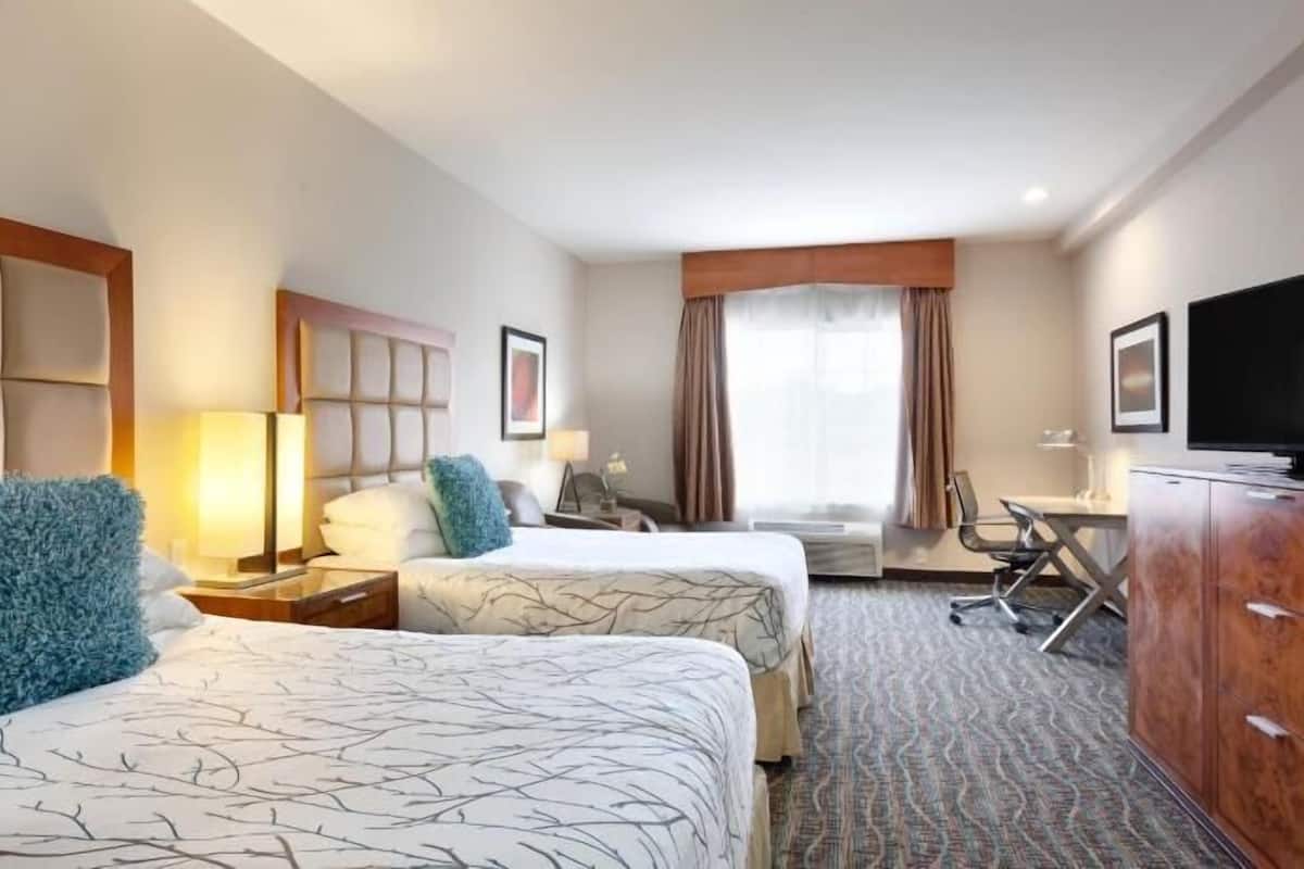 Desk, laptop workspace, iron/ironing board, free WiFi