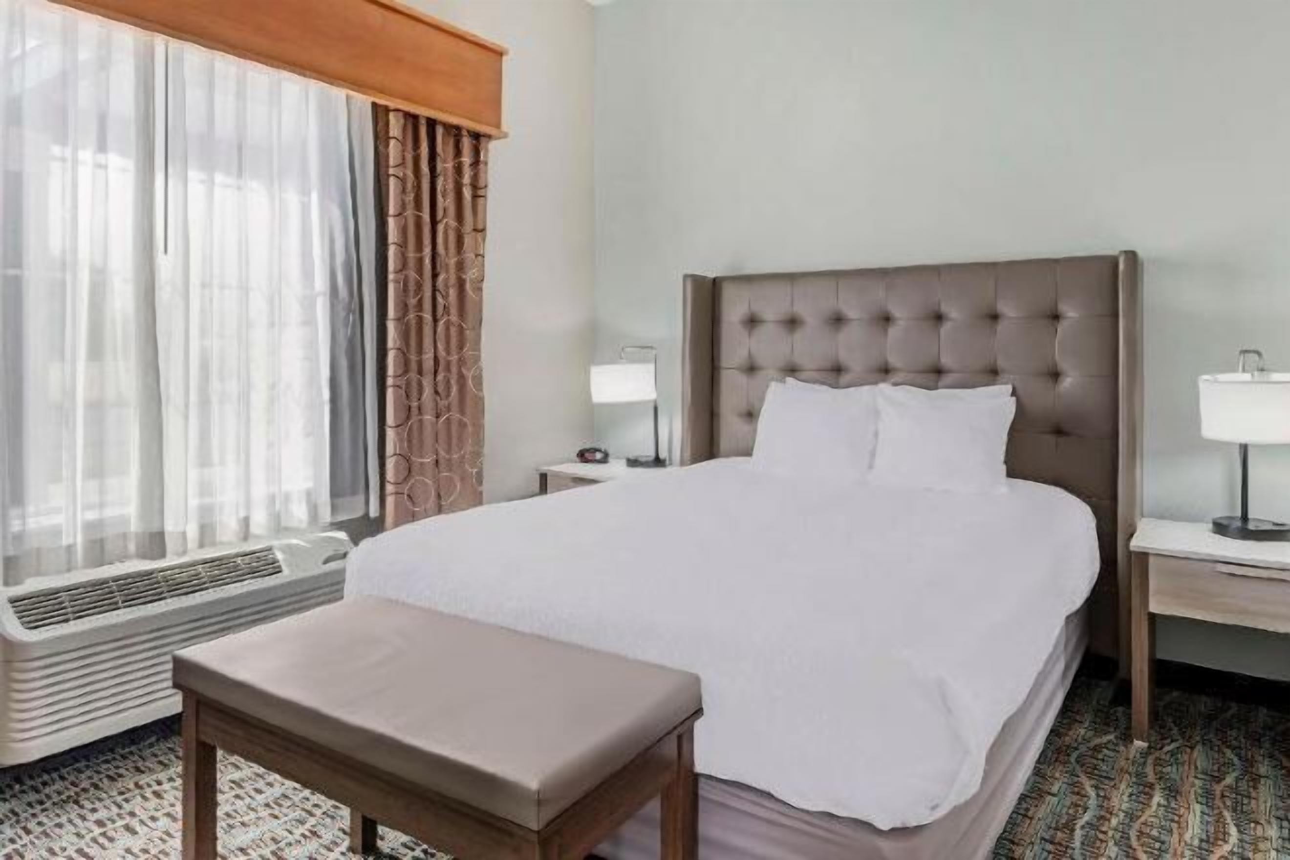 مكتب ومساحة عمل للكمبيوتر المحمول ومكواة/لوح كي وواي فاي مجانًا