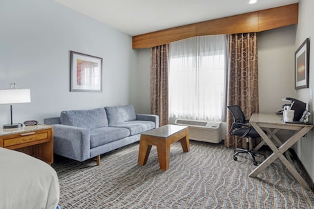 Desk, laptop workspace, iron/ironing board, free WiFi. Best Western Plus Peppertree Inn At Omak