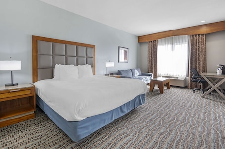 Standard Room, 1 King Bed, Accessible, Bathtub | Desk, laptop workspace, iron/ironing board, free WiFi. Best Western Plus Peppertree Inn At Omak