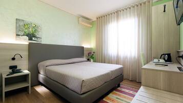 Double Room | Select Comfort -patjalliset sängyt, minibaari, tallelokero huoneessa
