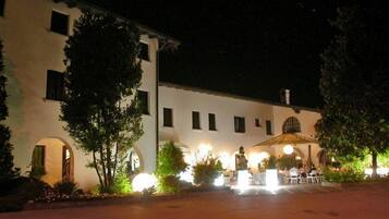 Fassade der Unterkunft – Abend/Nacht