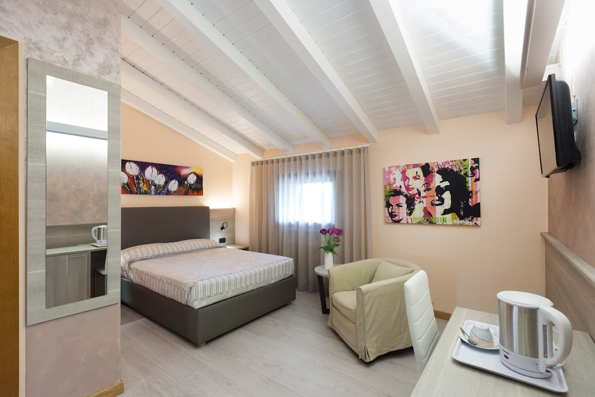 Select Comfort-bedden, een minibar, een kluis op de kamer, een bureau