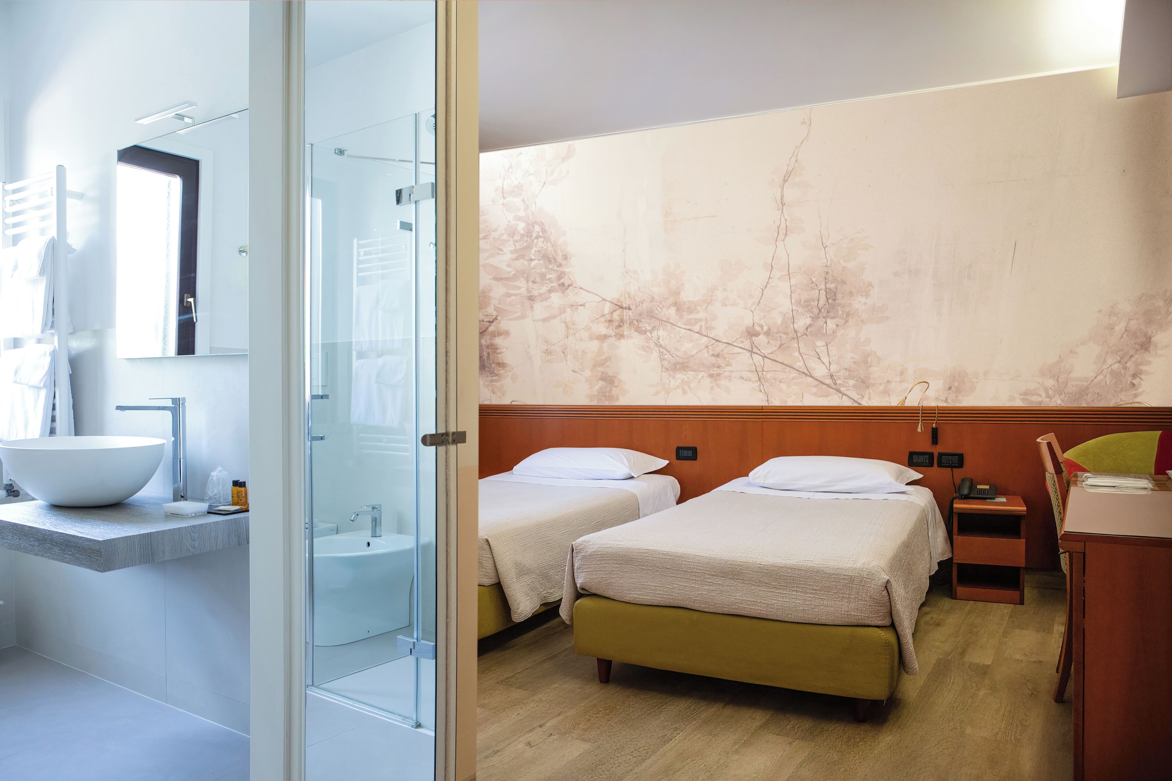 Double Room | Select Comfort -patjalliset sängyt, minibaari, tallelokero huoneessa