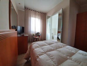 Standard-huone | Select Comfort -patjalliset sängyt, minibaari, tallelokero huoneessa