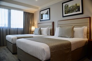 Literie hypoallergénique, coffres-forts dans les chambres, bureau