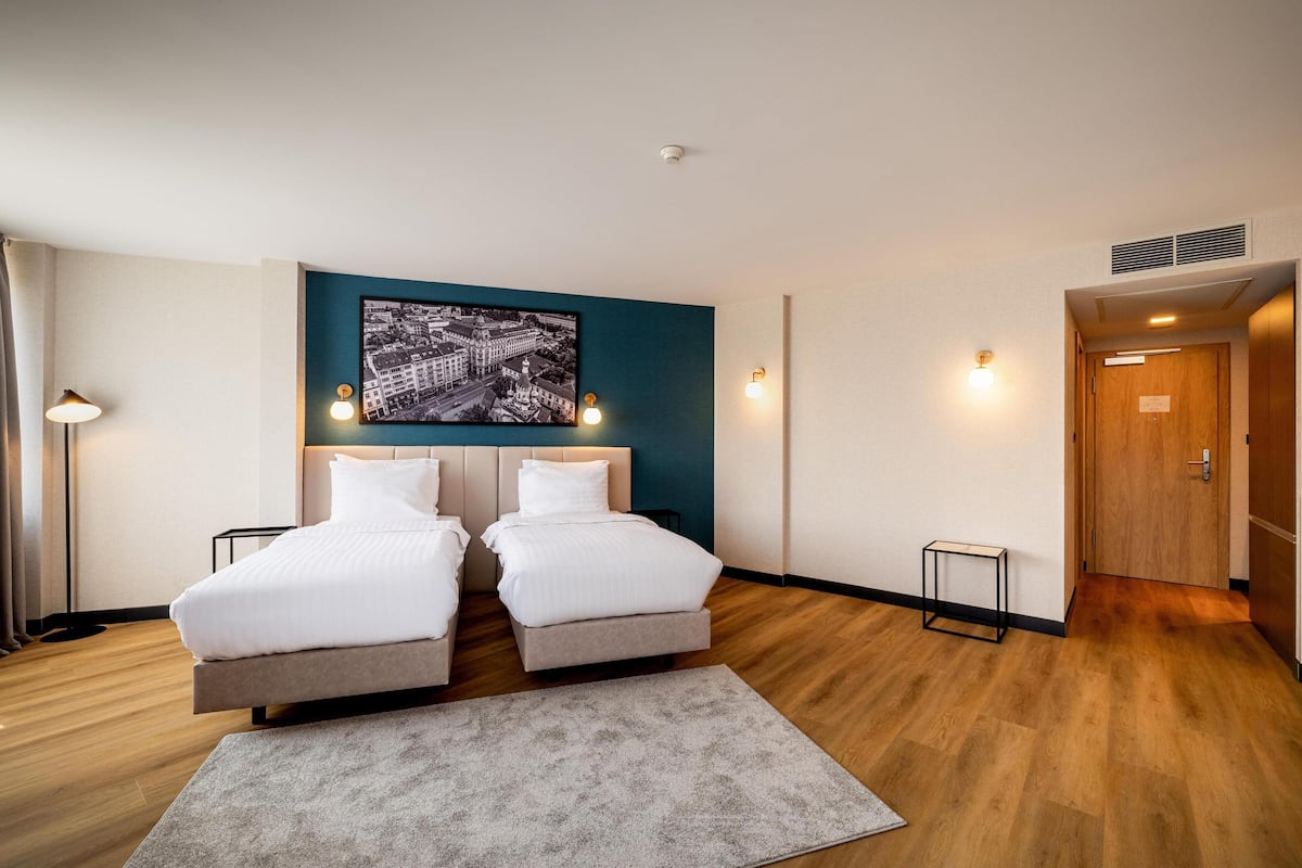 family room | 2 bedrooms, premium bedding, select comfort beds, in-room safe