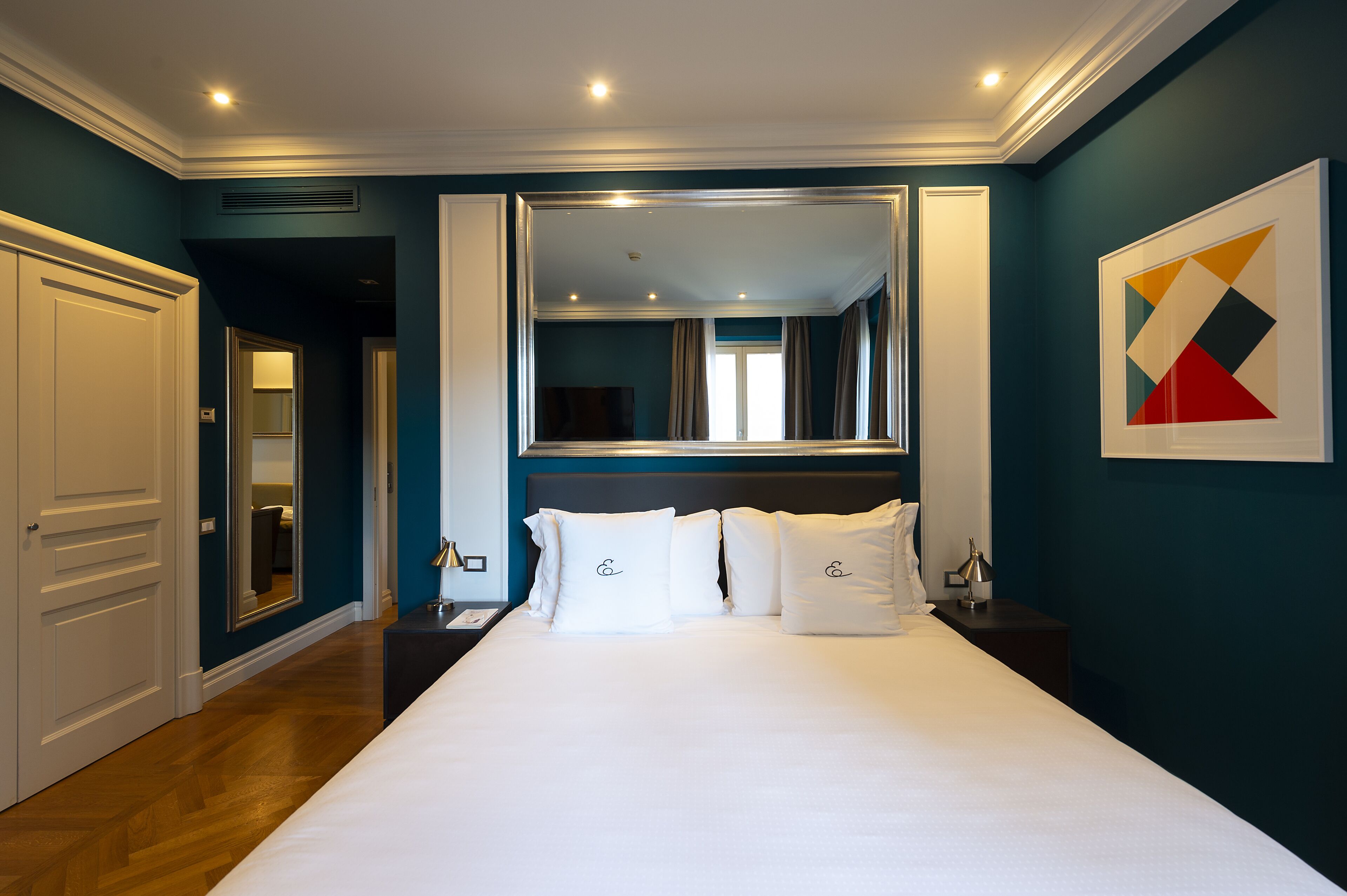 suite | minibar, in-room safe, blackout curtains, soundproofing