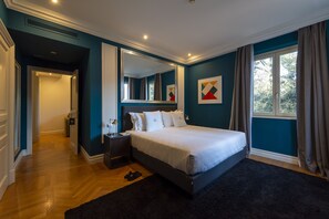 Suite | Minibar, safe på rommet, blendingsgardiner og lydisolert