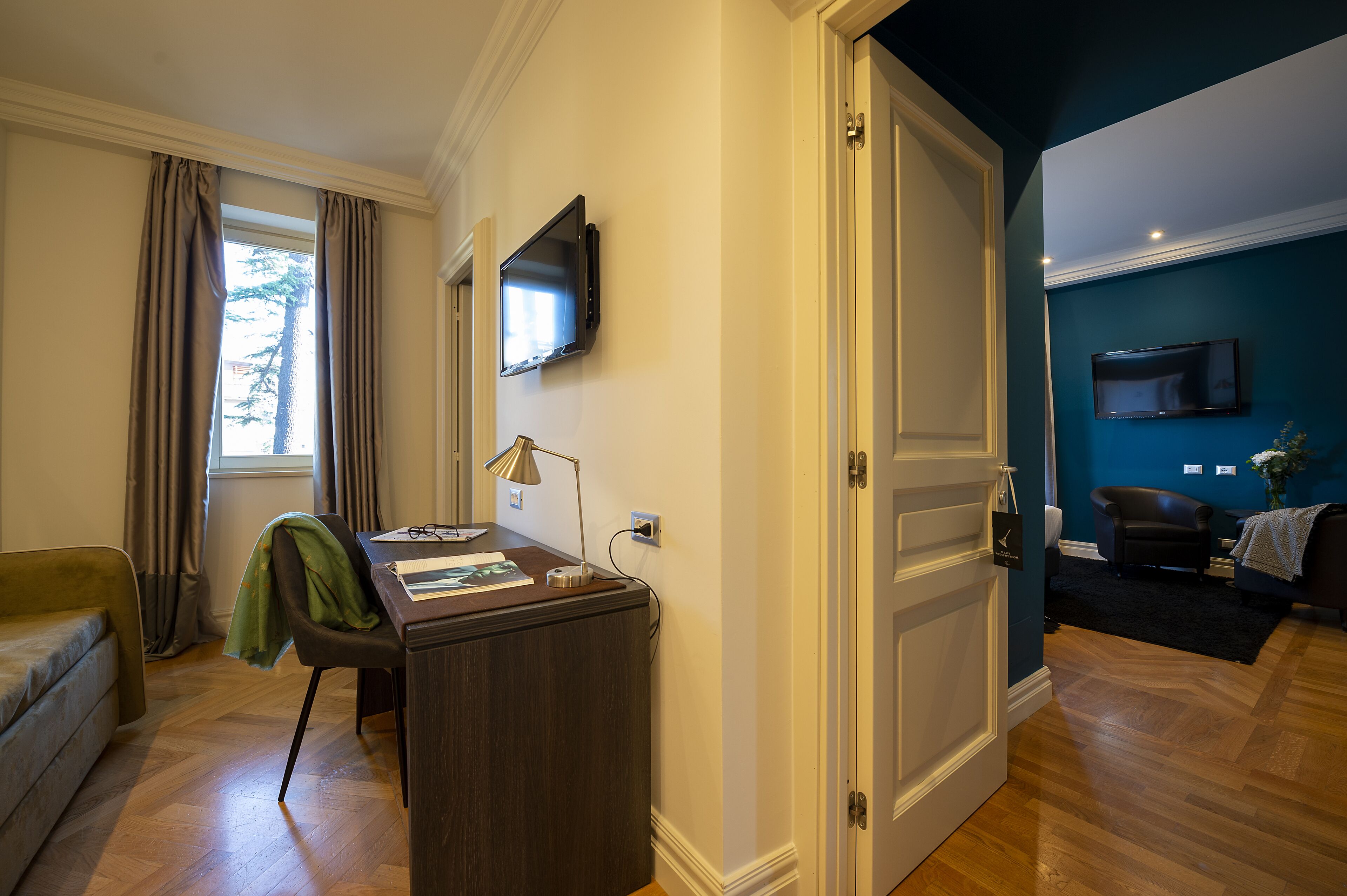suite | minibar, in-room safe, blackout curtains, soundproofing