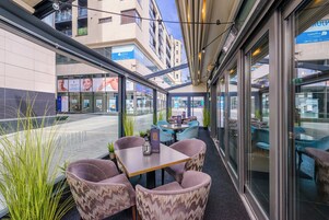 朝食、ランチ、ディナーに営業