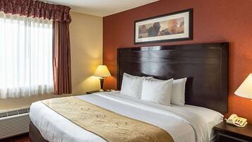 Bureau, rideaux d’obscurcissement, fer et planche à repasser