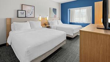 Quarto, 2 camas Queen | Escrivaninha, espaço de trabalho para notebook, cortinas blackout