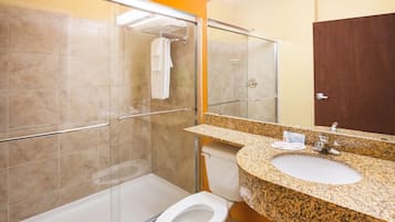 Regadera, amenidades de baño gratuitas, secadora de cabello, toallas
