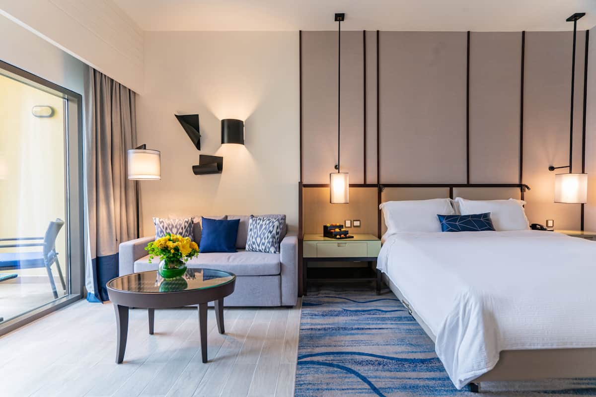 Rum - 1 kingsize-säng - balkong (Sea Front View Lounge Access) | Duntäcken, bäddmadrasser, minibar och värdeförvaringsskåp på rummet
