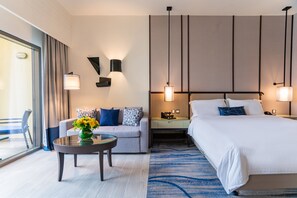 Quarto, 1 cama King, sacada (Sea Front View Lounge Access) | Edredons de pluma, camas com colchões pillow-top, frigobar